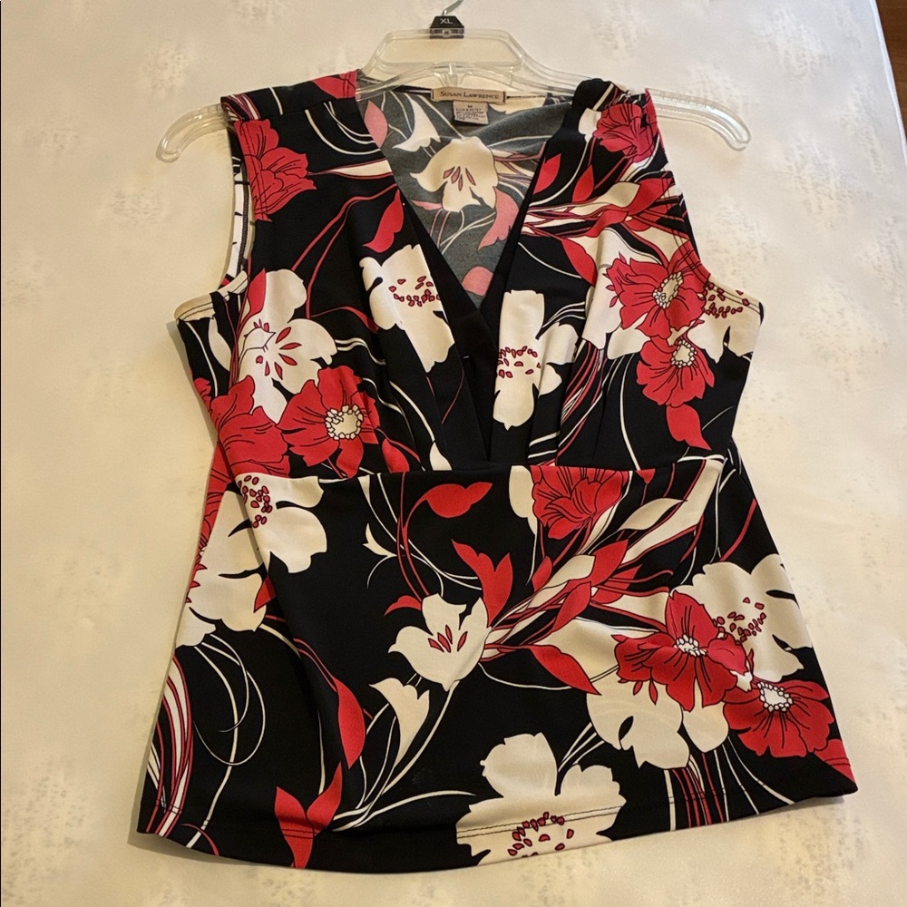 Susan Lawrence Black and Red crème white Floral Short Sleeve poly V nevk Top